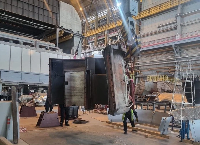 Workshop disassembly and lifting operations